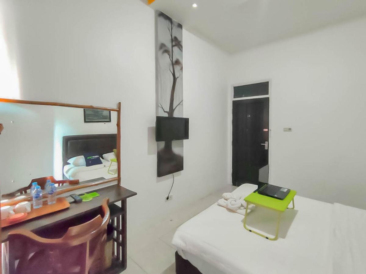 Urbanview Hotel Bagoes Sintang By Reddoorz Kültér fotó