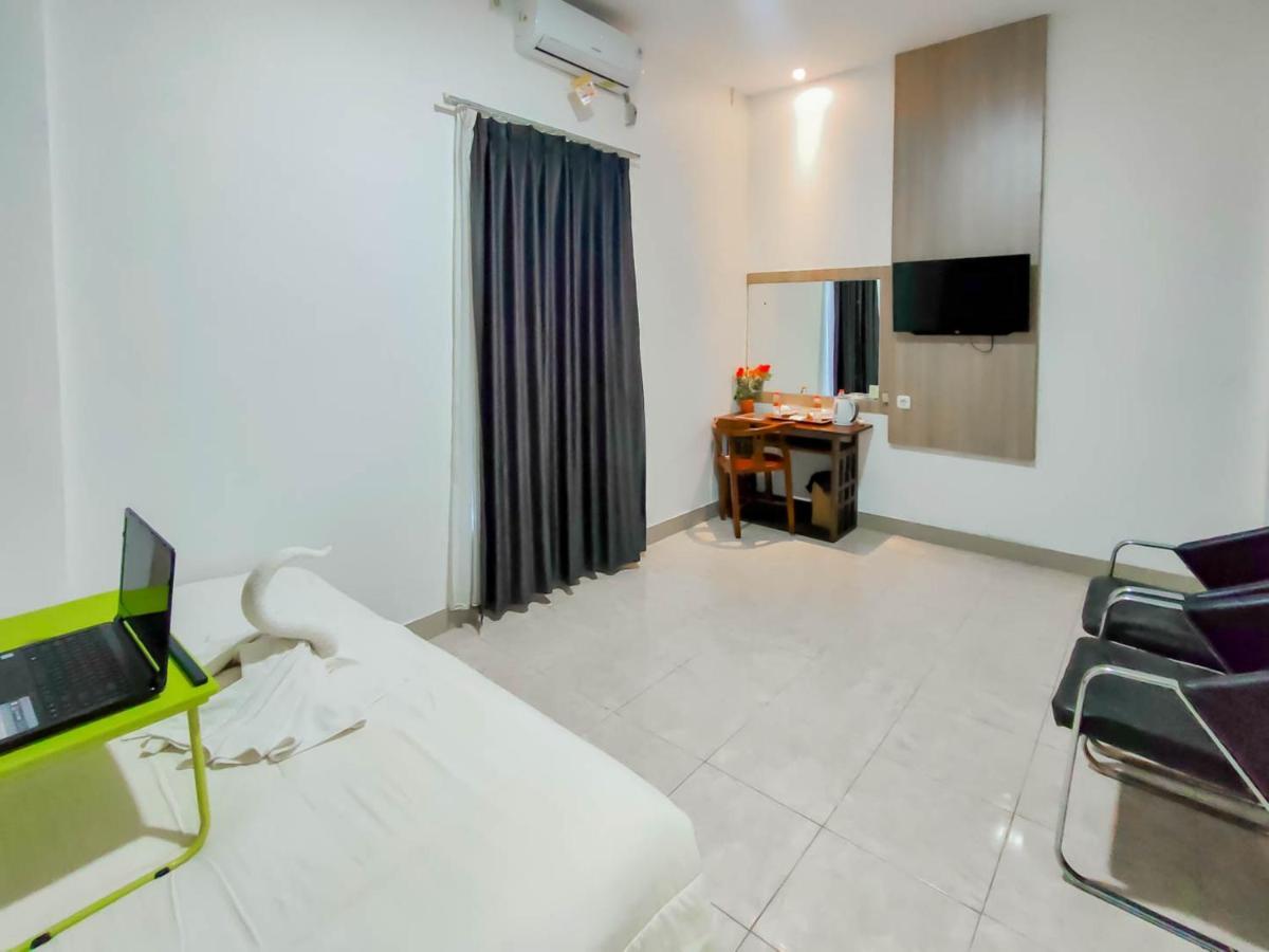 Urbanview Hotel Bagoes Sintang By Reddoorz Kültér fotó