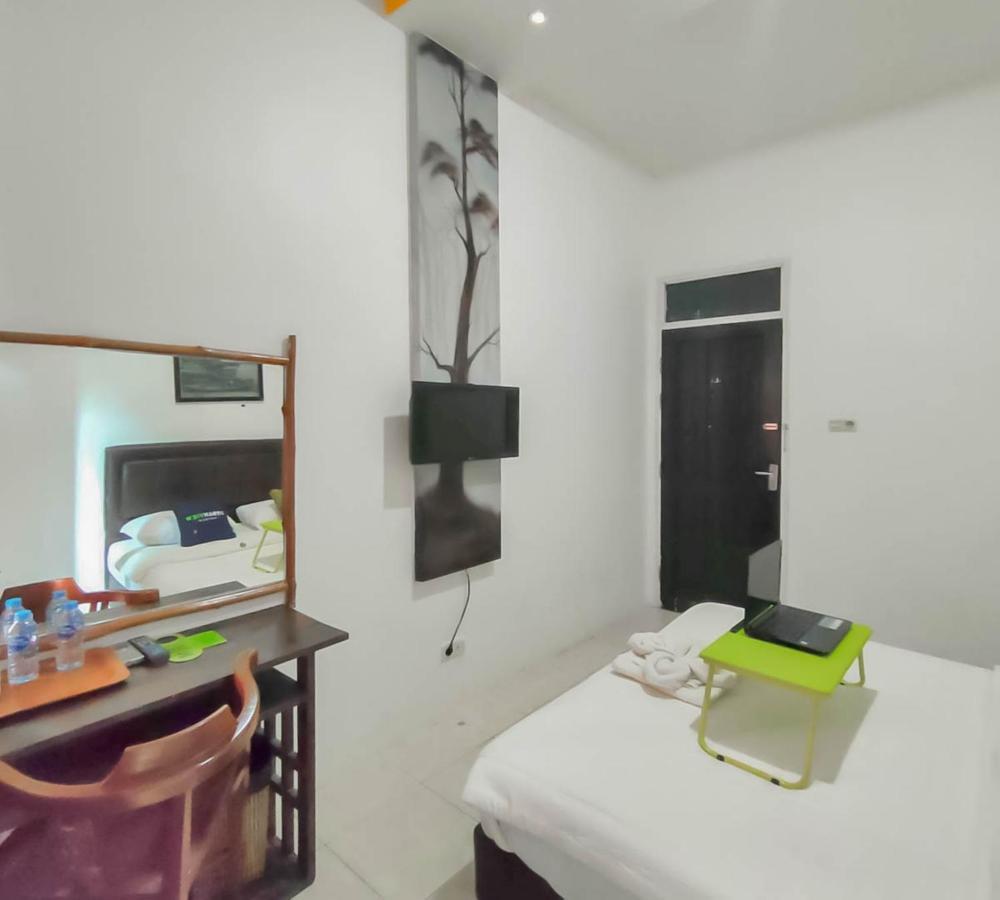 Urbanview Hotel Bagoes Sintang By Reddoorz Kültér fotó
